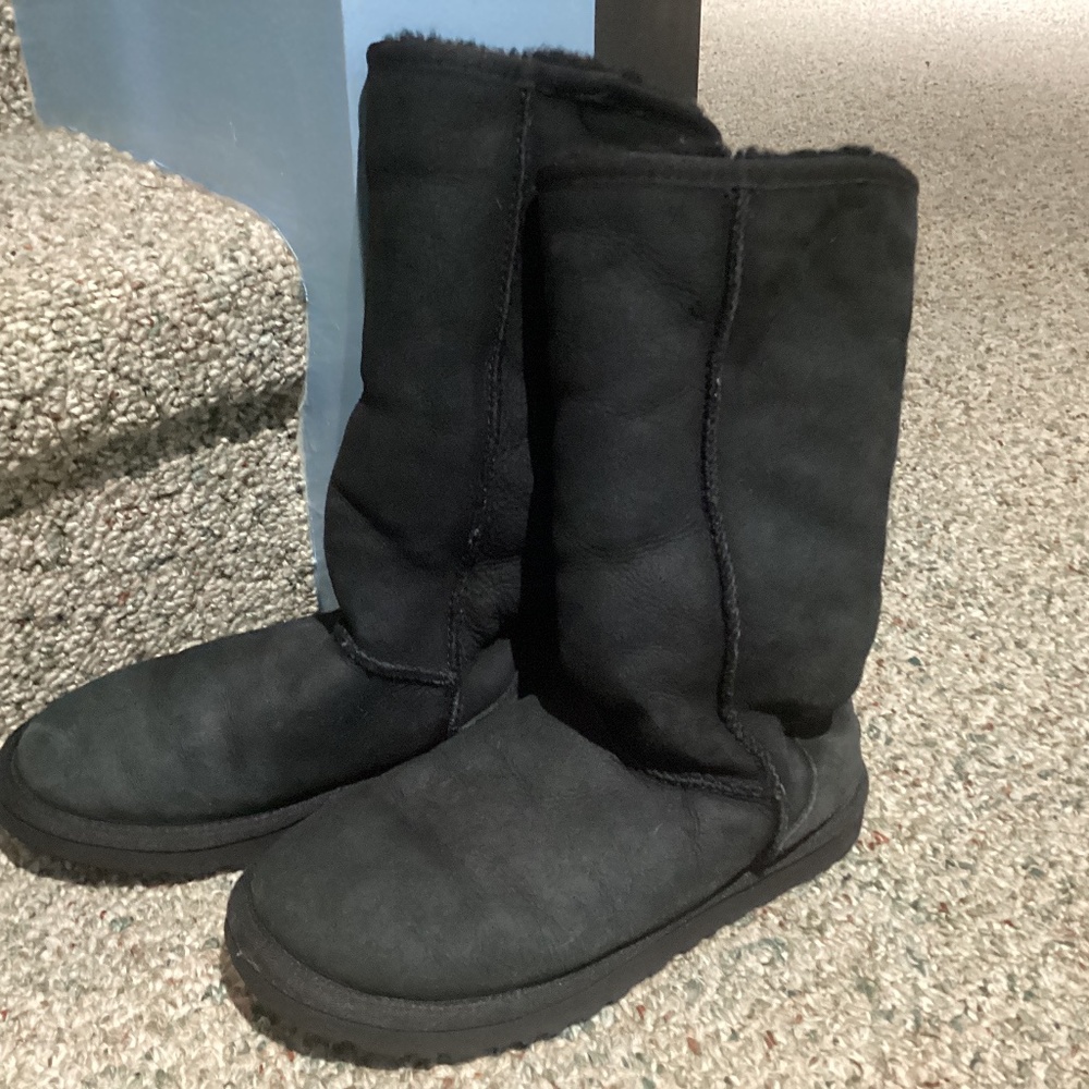 Ladies vintage black UGG boots. Ladies size 6. Great condition.